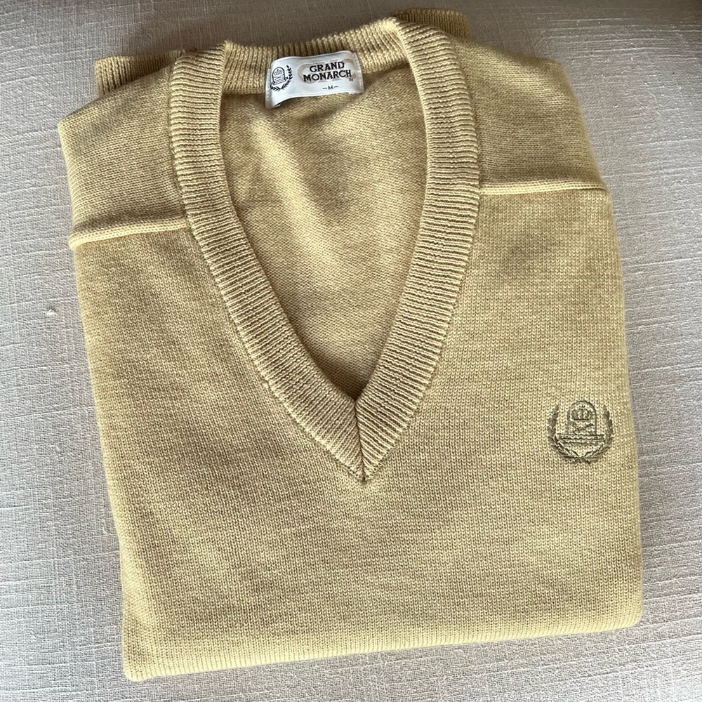 Brand new Vintage men's 100% wool v-neck sweater